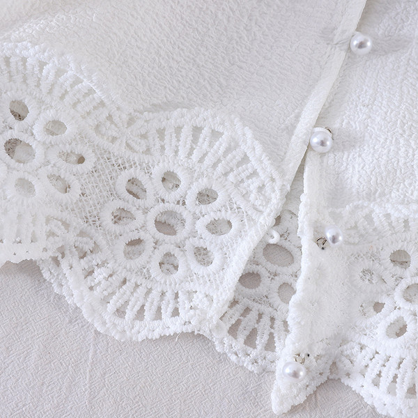 Alkalmi női rövid ing csipkével és szögletes nyakkivágással