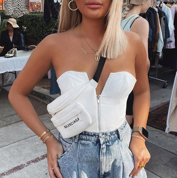 Mūsdienīga sieviešu krūtis ar rāvējslēdzēju un dziļu kakla izgriezumu