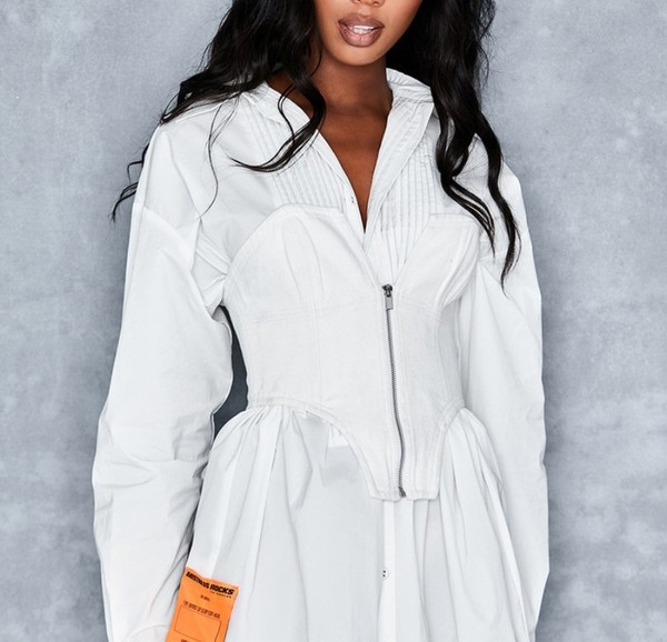 Mūsdienīga sieviešu krūtis ar rāvējslēdzēju un dziļu kakla izgriezumu