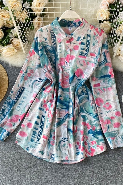 Värviline naiste särk klassikalise krae ja nööpidega