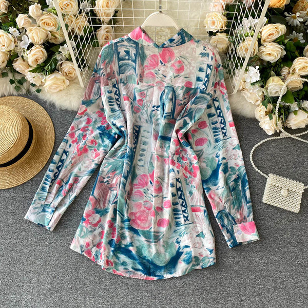 Värviline naiste särk klassikalise krae ja nööpidega