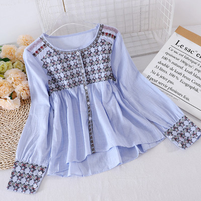 Mitmes värvitoonis vabaaja naiste särk nööpide ja ovaalse kaelusega