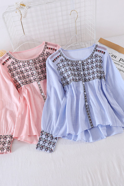 Mitmes värvitoonis vabaaja naiste särk nööpide ja ovaalse kaelusega