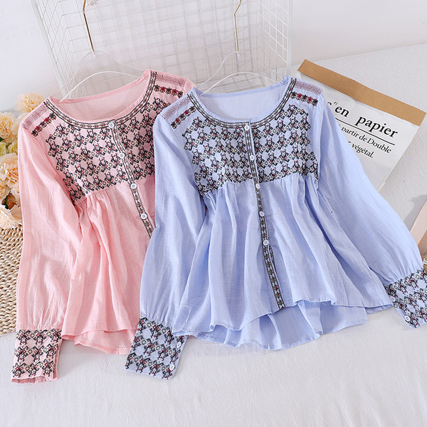 Mitmes värvitoonis vabaaja naiste särk nööpide ja ovaalse kaelusega