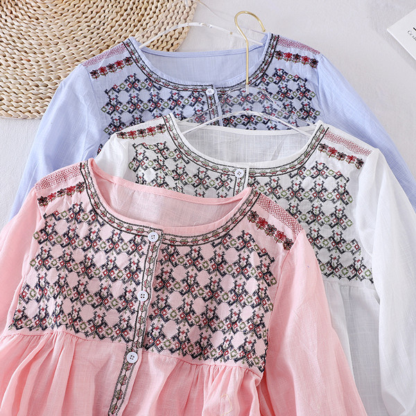 Mitmes värvitoonis vabaaja naiste särk nööpide ja ovaalse kaelusega