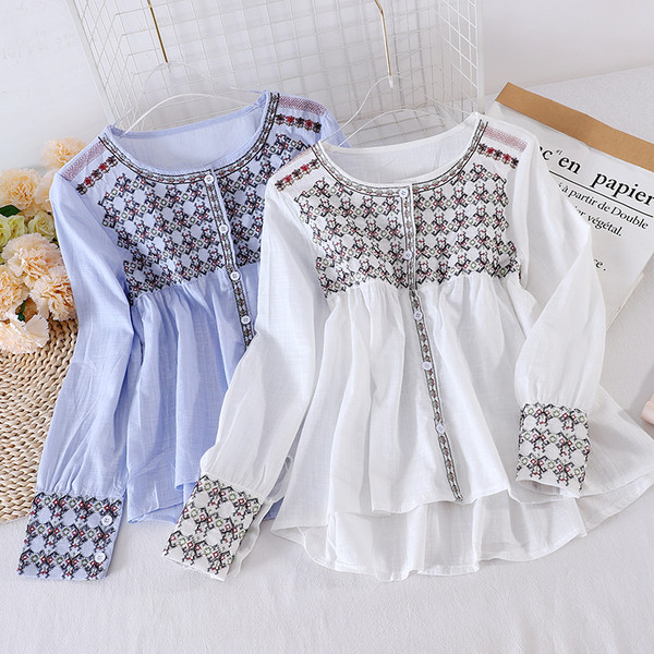 Mitmes värvitoonis vabaaja naiste särk nööpide ja ovaalse kaelusega