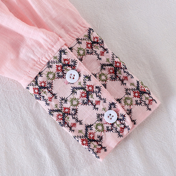 Mitmes värvitoonis vabaaja naiste särk nööpide ja ovaalse kaelusega