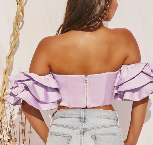 Eleganta sieviešu krūtis ar dziļu kakla izgriezumu