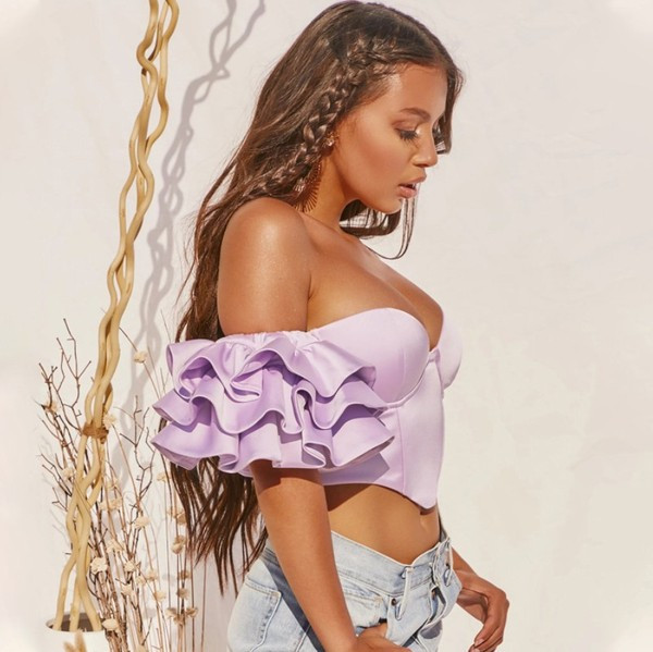 Eleganta sieviešu krūtis ar dziļu kakla izgriezumu