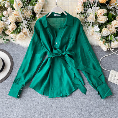 Modern női ing klasszikus gallérral és szalaggal a derekán