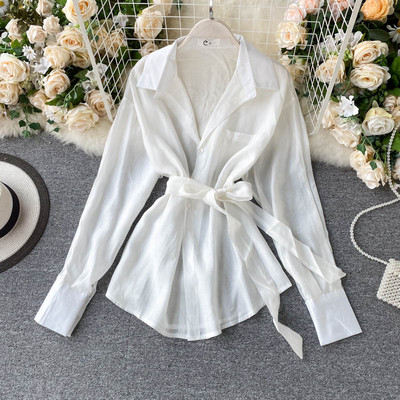 Modern női ing klasszikus gallérral és szalaggal a derekán