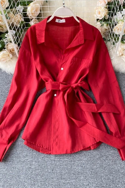 Modern női ing klasszikus gallérral és szalaggal a derekán