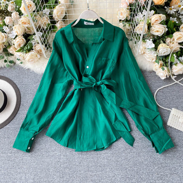 Modern női ing klasszikus gallérral és szalaggal a derekán