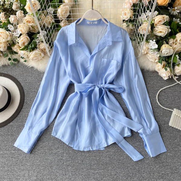 Modern női ing klasszikus gallérral és szalaggal a derekán