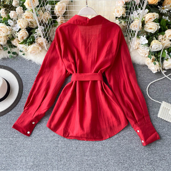 Modern női ing klasszikus gallérral és szalaggal a derekán