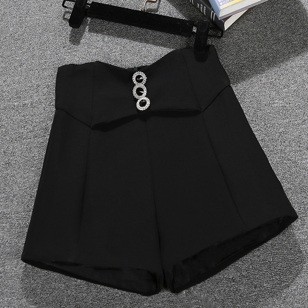 Női rövidnadrág - magas derékkal és gombokkal