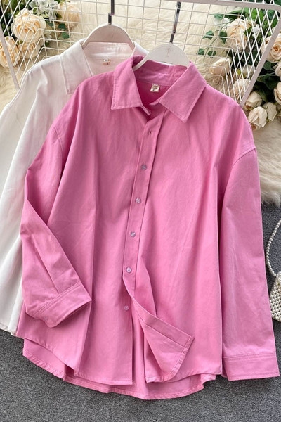 Női ing gombokkal és klasszikus gallérral