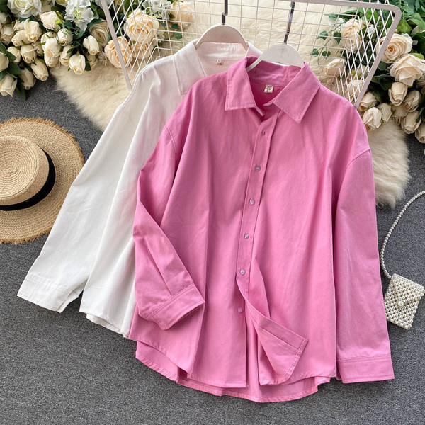 Női ing gombokkal és klasszikus gallérral