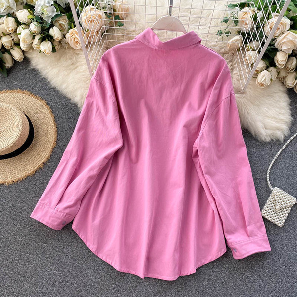 Női ing gombokkal és klasszikus gallérral