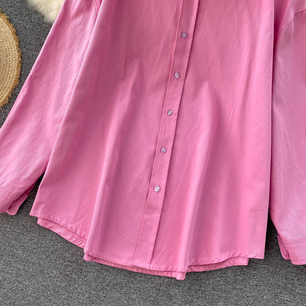 Női ing gombokkal és klasszikus gallérral