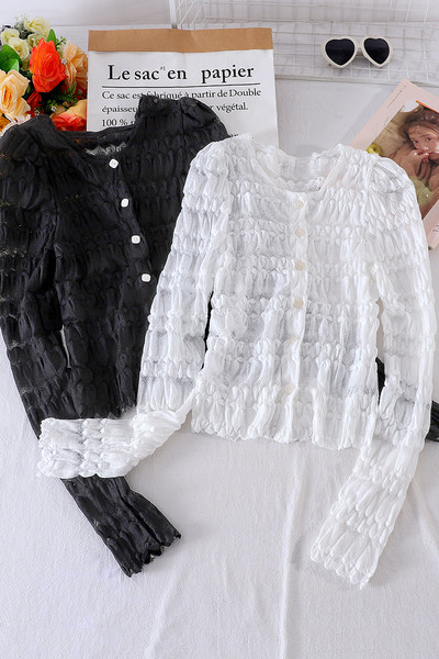 Naiste must-valge nööpide ja ovaalse kaelusega pitssärk