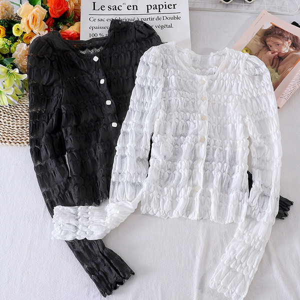 Naiste must-valge nööpide ja ovaalse kaelusega pitssärk