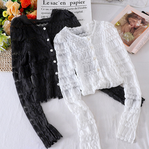 Naiste must-valge nööpide ja ovaalse kaelusega pitssärk