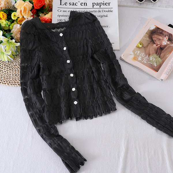 Naiste must-valge nööpide ja ovaalse kaelusega pitssärk