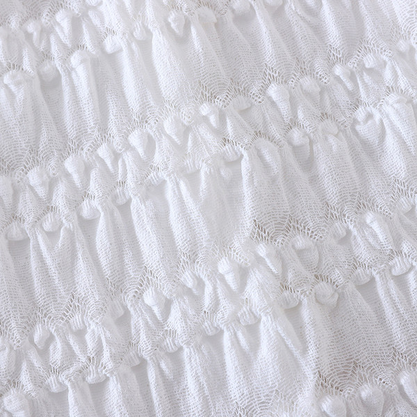 Naiste must-valge nööpide ja ovaalse kaelusega pitssärk