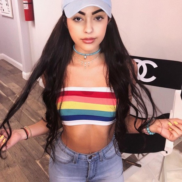 Napi női mellszoba színes mintával