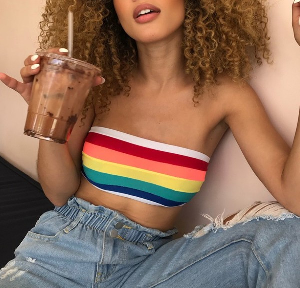 Napi női mellszoba színes mintával