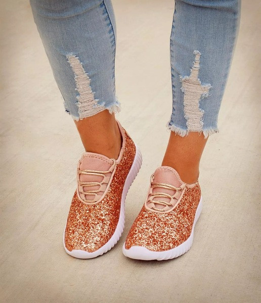 Fényes, fűzős tornacipő új modellje - nagy méretben