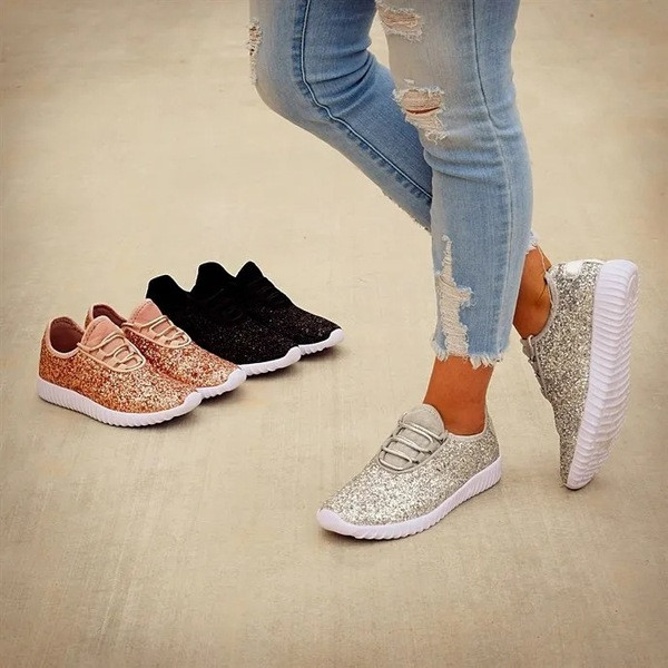 Fényes, fűzős tornacipő új modellje - nagy méretben