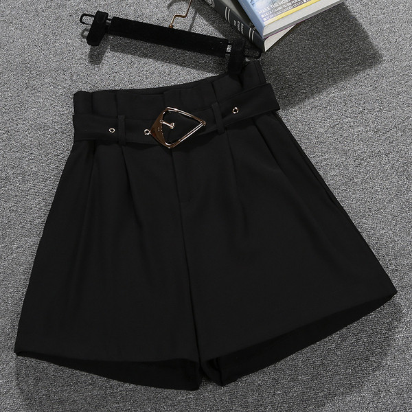 Sieviešu šorti ar jostu platu modeli