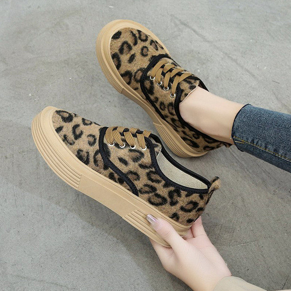 Sieviešu kedas ar mežģīnēm un plakanu zoli