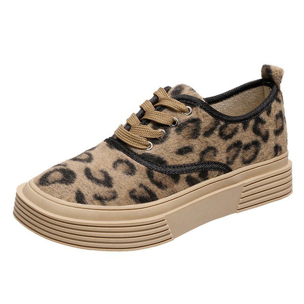 Sieviešu kedas ar mežģīnēm un plakanu zoli