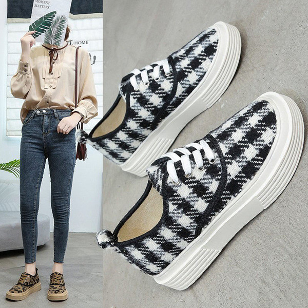 Sieviešu kedas ar mežģīnēm un plakanu zoli