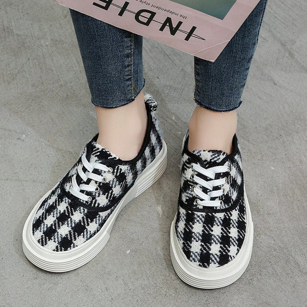 Sieviešu kedas ar mežģīnēm un plakanu zoli