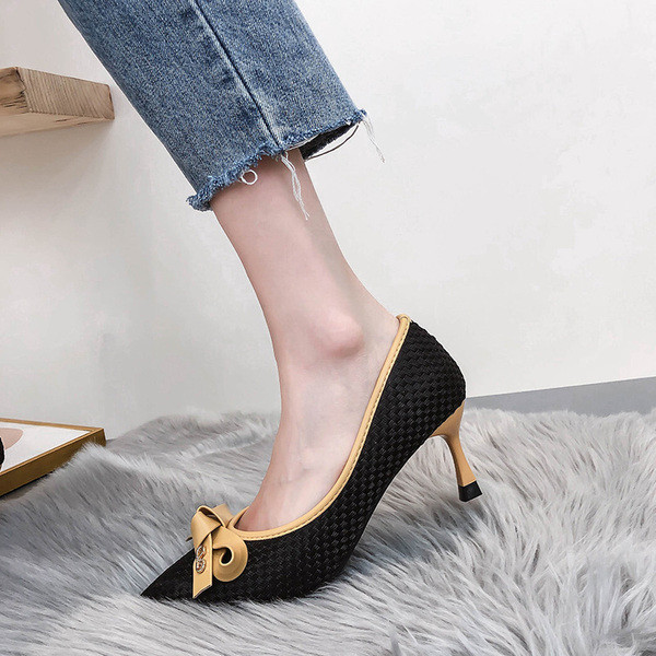 Sieviešu smailas kurpes ar lenti un plānu papēdi