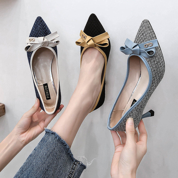 Sieviešu smailas kurpes ar lenti un plānu papēdi