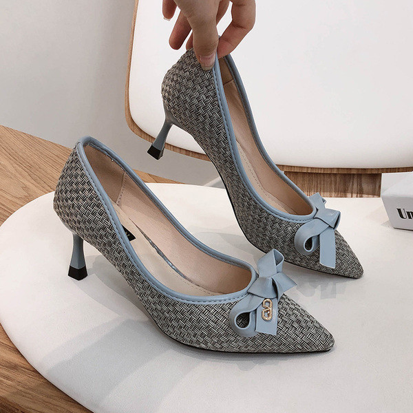 Sieviešu smailas kurpes ar lenti un plānu papēdi