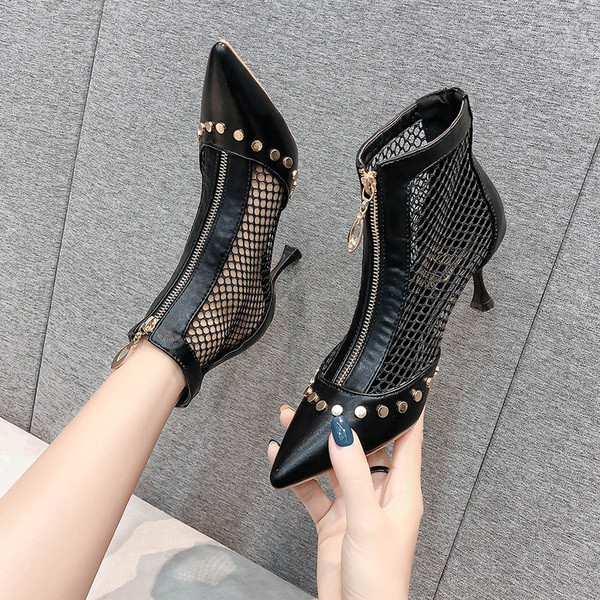 Sieviešu apavi no eko ādas ar rāvējslēdzēju un kniedēm baltā un melnā krāsā