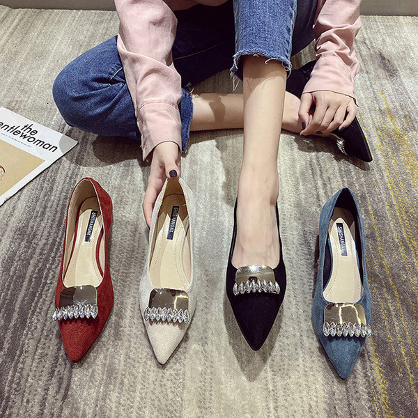 Öko velúrból készült kövekkel kihegyezett női cipő