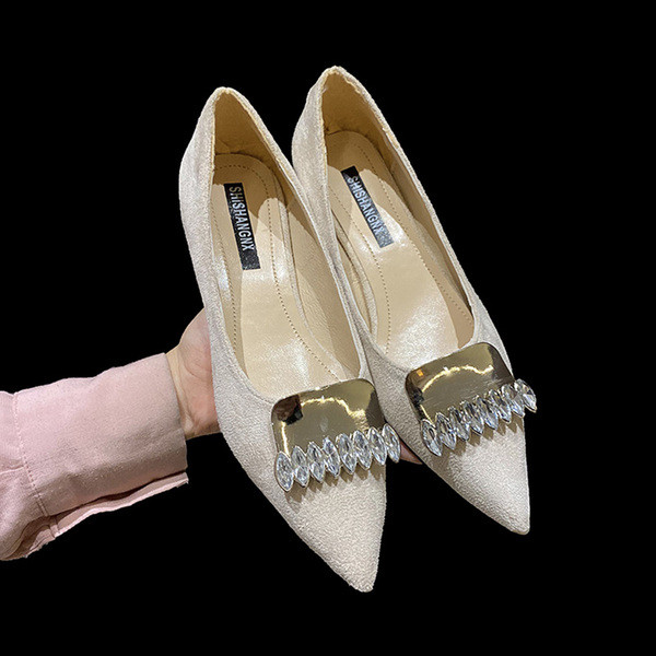 Öko velúrból készült kövekkel kihegyezett női cipő