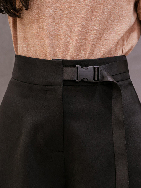 Sieviešu šorti ar jostu un augstu vidukli melnā krāsā