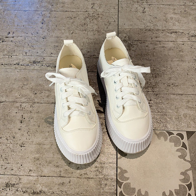 Γυναικεία αθλητικά παπούτσια με πλατφόρμα 5 cm σε λευκό χρώμα