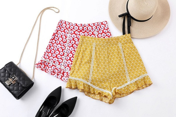 Alkalmi női rövidnadrág magas derékkal, virágmintával