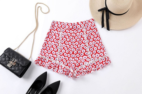 Alkalmi női rövidnadrág magas derékkal, virágmintával