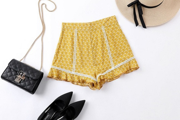 Alkalmi női rövidnadrág magas derékkal, virágmintával