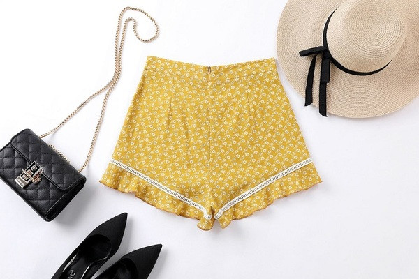 Alkalmi női rövidnadrág magas derékkal, virágmintával